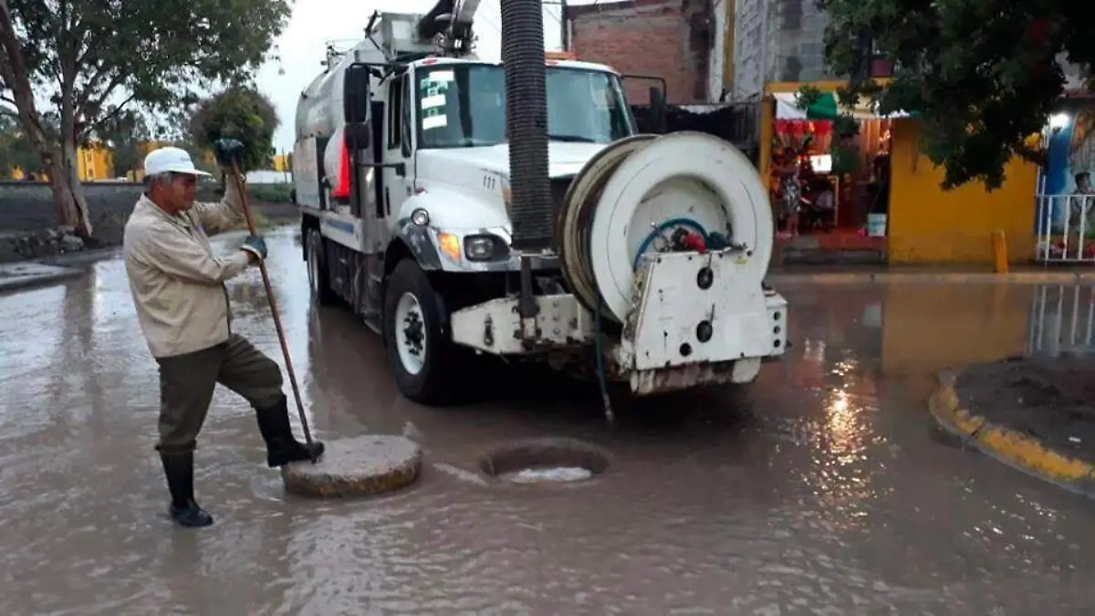 Interapas redobla limpieza y desazolve de drenajes